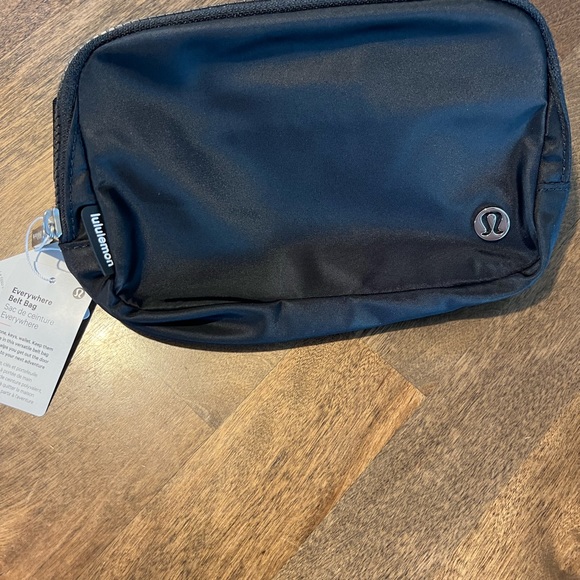 COPY - Lululemon everywhere belt bag (black) - Picture 4 of 4